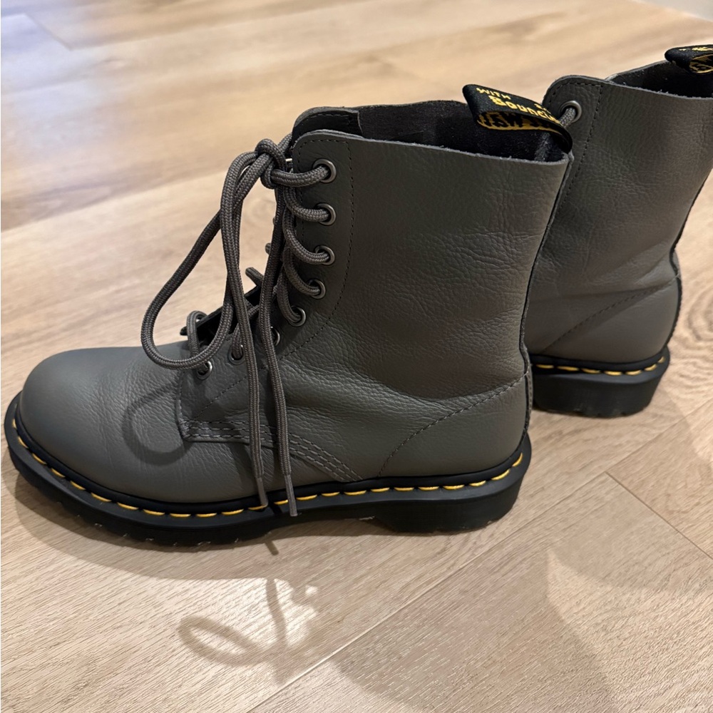 Dr. Martens Charcoal Leather Boots size 8 - Picture 2 of 6